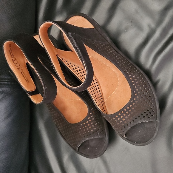 Clarks Women s Reedly Salene Wedge Sandal Black NUBUCK 6 US - Picture 3 of 9